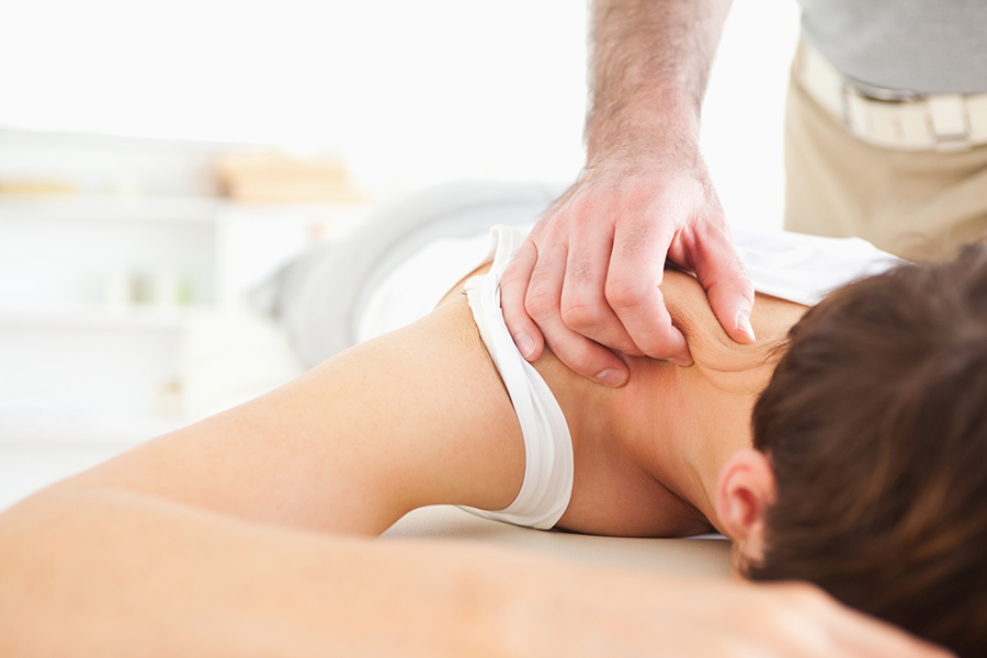 Fisioterapeuta aplicando masaje terapia manual en cuello y trapecio Fidoos