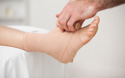 Cómo tratar un esguince de tobillo en vacaciones (sin estropearte el verano)
