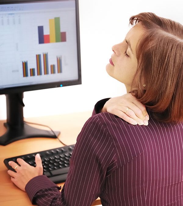 Cervicales por estrés laboral: cuando la vuelta a la rutina te bloquea el cuello