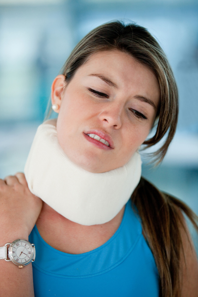 mujer latigazo cervical collarín tratamiento fisioterapia Fidoos Madrid mujer latigazo cervical collarín tratamiento fisioterapia Fidoos Madrid
