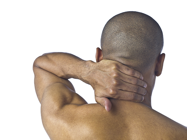 fisioterapia-online-cervicalgia-dolor-cervical-hombre-b Hombre con dolor de cuello cervicalgia fisioterapia Fidoos Vallecas Madrid