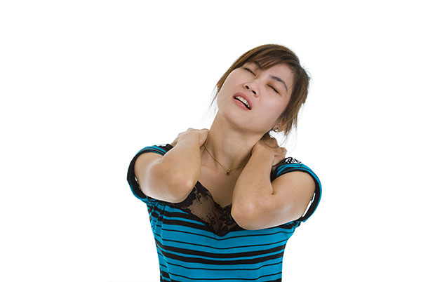 fisioterapia-online-dolor-cervical-mujer-cervicalgia-b Mujer con dolor cervical cervicalgia fisioterapia Fidoos Vallecas Madrid